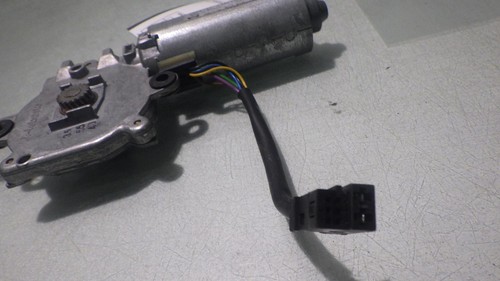 01 MERCEDES E320 Sunroof Motor - Picture 9 of 10