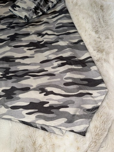 Green Envelope 2X Shark Bite Top Shirt Asymmetrical Hem Grey Camouflage Camo NWT - Picture 4 of 8