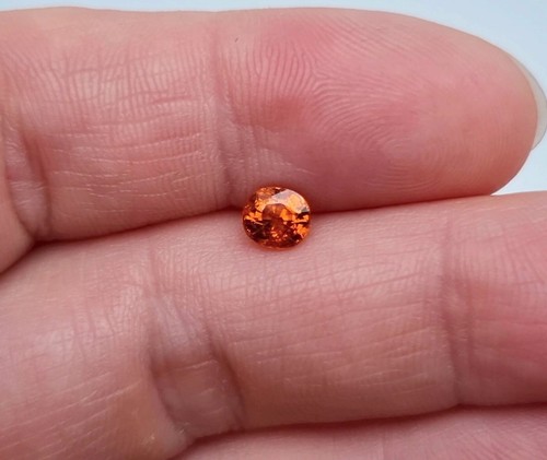 Natural 0.95Ct Spessartine Garnet gemstone, Oval cut, 5.3x4.8x4mm - Picture 4 of 4