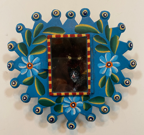 Nicho in latta dipinto - Gatto nero con cornice "finestra".  Porta in vetro.  Made in Mexico - Foto 1 di 6