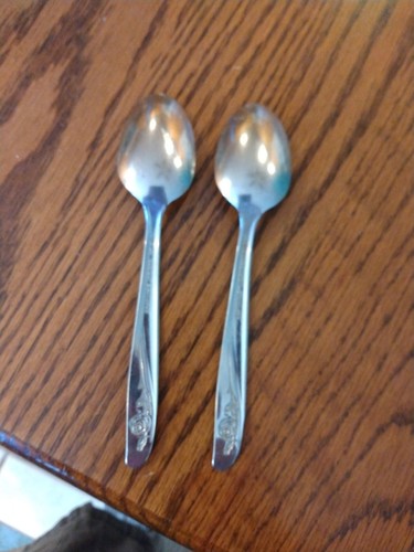 lot of 2 TEASPOONS Oneida Custom Roseanne Rose glossy Flatware Stainless - Picture 4 of 5