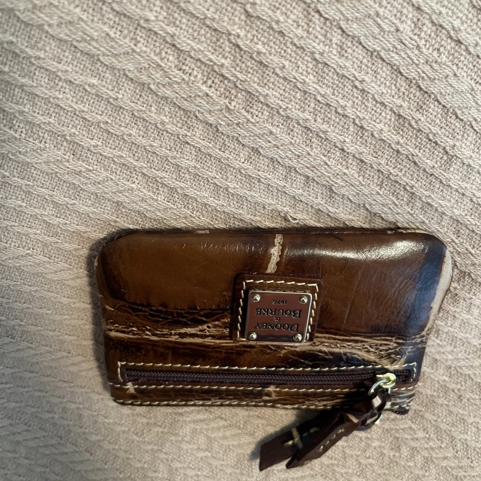 Monedero Dooney & Bourke marrón con textura Foto 3 de 4