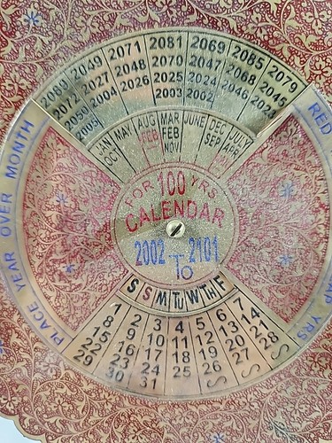 100 Jahreskalender Messing/Kupfer Kalender auf Ständer für 100 Jahre 2002 bis 2101 - Bild 2 von 5