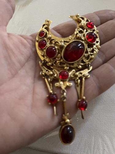 VTG Crescent Moon Brooch Gold Tone Red Cabochons Ornate Filagree Brooch Pin - Picture 3 of 3