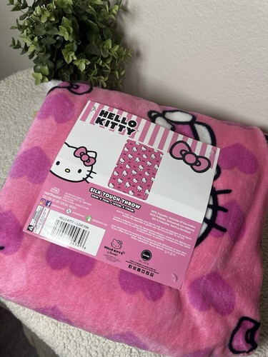 Hello Kitty - Silk Touch Überwurf 50x70 Sanrio 100% Polyester I Love Rosa NEU - Bild 1 von 4