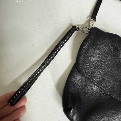 Bolso sin asas bandolera convertible plegable Brighton de cuero con tachuelas negro - Imagen 2 de 16