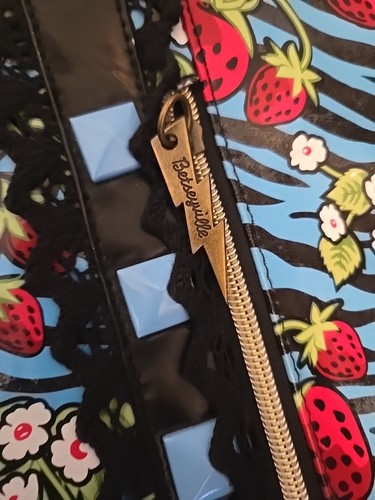 Bolso de mano Betseyville By Betsey Johnson Strawberry Fields azul y negro - Imagen 2 de 17