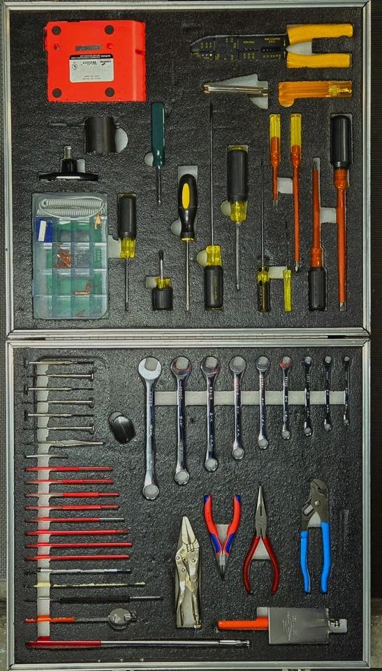 Kit de herramientas de sistema electrónico militar Kippertool en estuche Wilson. Foto 2 de 4