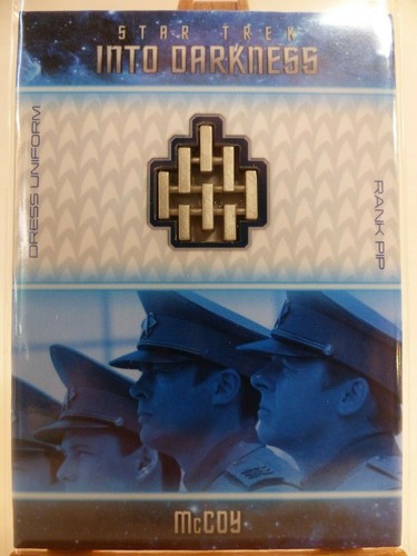 Star Trek Into Darkness Reliquie Uniform Pip Karte B9 Karl Urban als McCoy - Bild 2 von 3