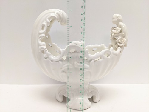 PUTTO ITALIANO BIANCO CINESE STILE CAPODIMONTE COMPOSTA PUTTO ON WAVE CON ROSE - Foto 5 di 12