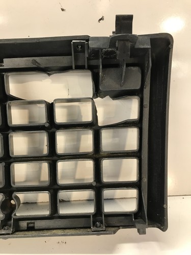 91-95 Volvo 940 740 turbo grill missing emblem (light damage) OEM - Picture 8 of 13