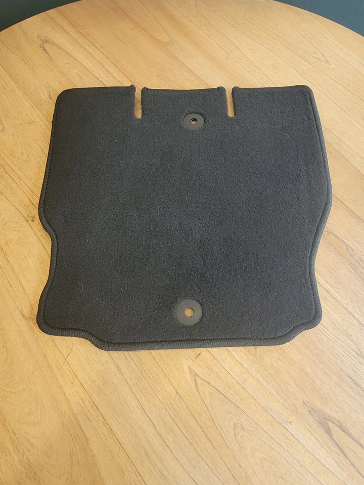 Alfombrillas traseras OEM 2018-2021 Jeep Wrangler JL + pasajero 6BR85TX7AB  Foto 3 de 4