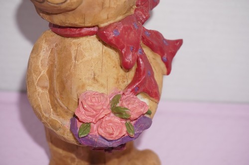 Oso de peluche de pie de resina vintage escultura de madera sintética bufanda a cuadros flores 7" - Imagen 3 de 11