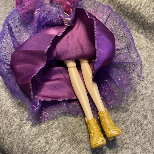 Disney Descendants Puppe kommt mit lila Outfit - Bild 4 von 8