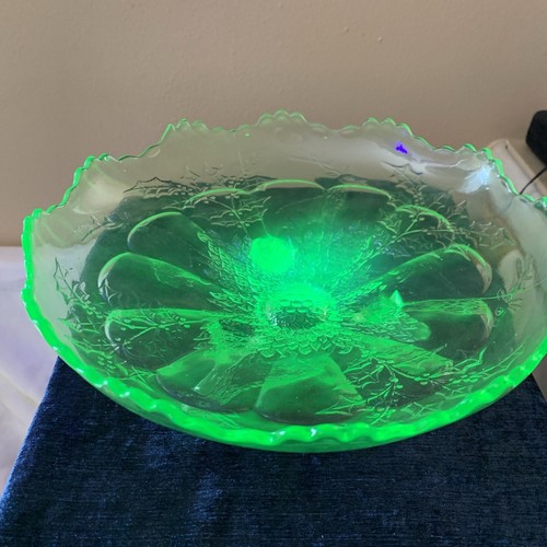 Fenton Vaseline Uranium Bowl Vintage Stag and Holly Green Glass Bowl Glow - Bild 3 von 11