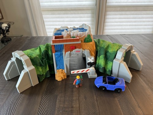 Fisher Price GEO TRAX Rocky Falls Tunnel Mountain with Sounds w/ RARE PURPLE CAR - Picture 2 of 6