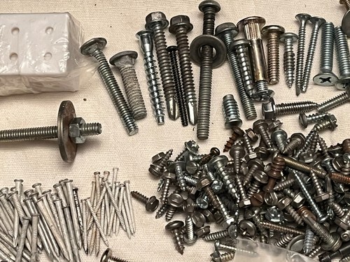 Hardware, abrazaderas de tubo, soportes de esquina, bisagras, pernos, tornillos, etc. aprox. 25 libras - Imagen 10 de 24