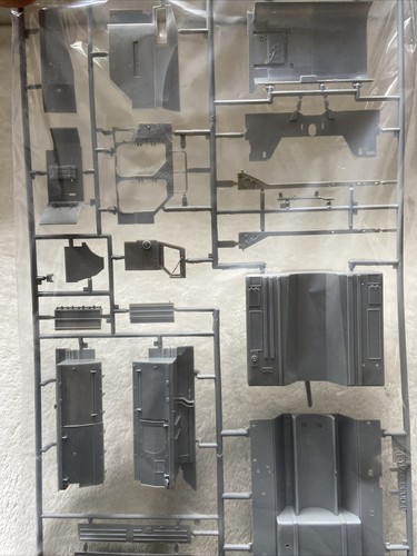 Shanghai Dragon Model Kit 3520 - 1/35 Modern AFV SS-1C SCUD B with MAZ-543 TEL - Picture 15 of 24