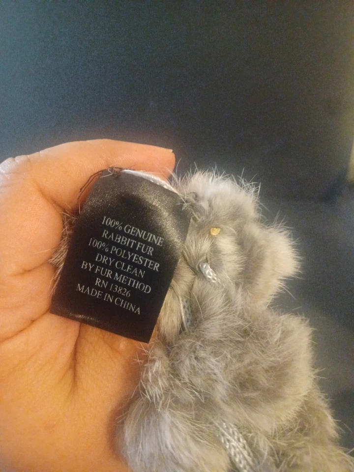 Bufanda de piel de conejo genuina estilo diseñador — calentador de cuello con pompón de felpa gris Foto 3 de 4