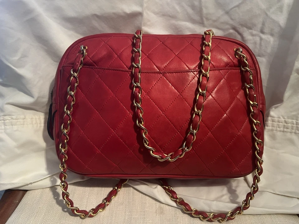 Bolso de hombro Chanel vintage de cuero acolchado con diamantes rojos para cámara con logotipo lengüeta Foto 2 de 4