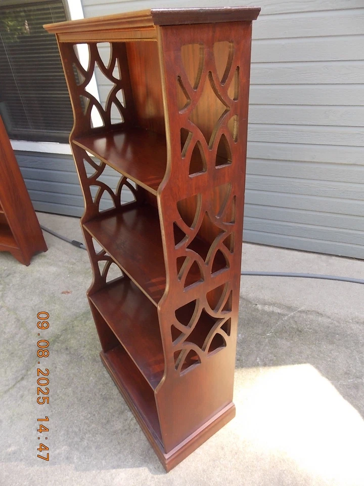 Bonita estantería vintage de caoba con lados calados 0 envío y devolución añadidos Foto 3 de 4