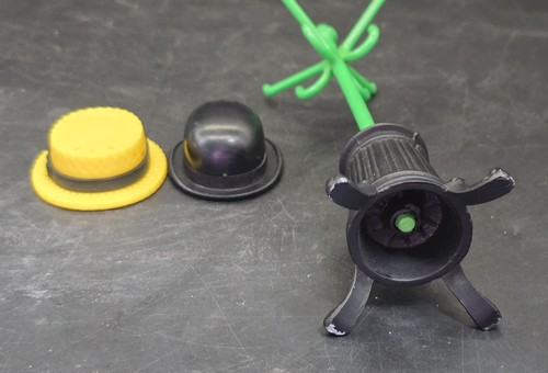Estante para sombreros Amish de colección sal pimienta coctelera verde soporte para escoger dientes base de hierro fundido - Imagen 7 de 7