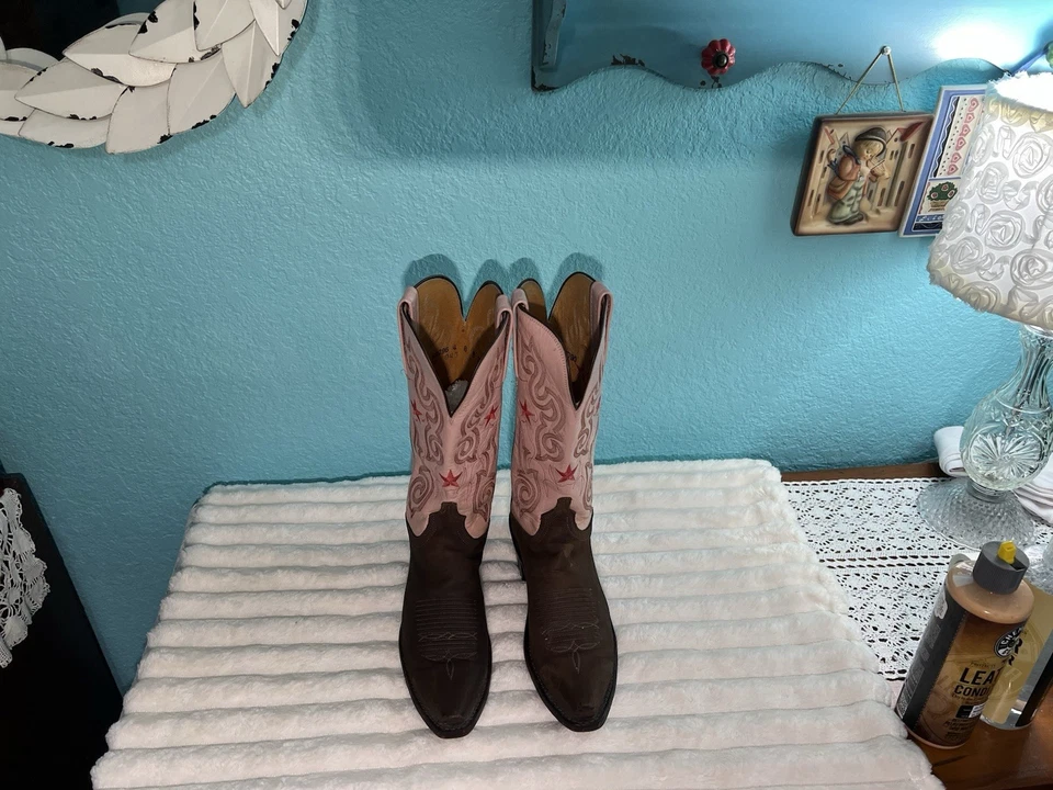 1883 BY LUCCHESE КОВБОЙСКИЕ САПОГИ 8B полностью мягкая кожа. Вышитые розовые, красные звезды - Изображение 4 из 4