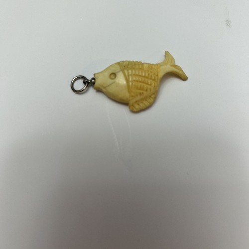 Mini Ciondolo Pesce Intagliato 1 1/2"" Largo - Foto 2 di 12