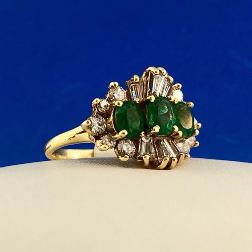 Vintage 14k Yellow Gold Three Oval Emerald Ring w/ Round & Baguette Diamonds - 第 10/12 張圖片