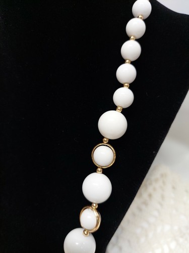 TRIFARI TM 1980s Vintage 30" white/gold plastic graduated beads NECKLACE - Picture 3 of 5
