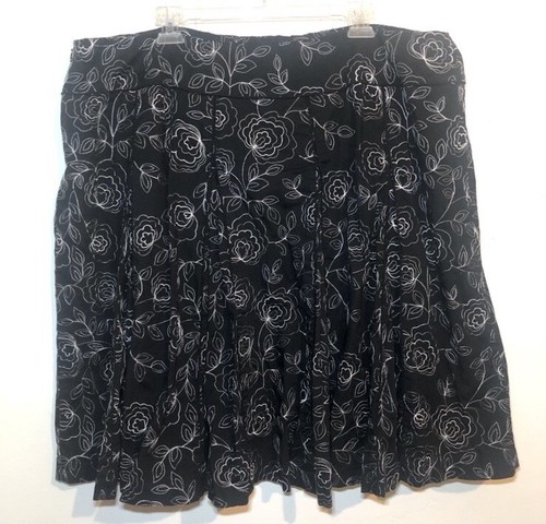 Nine West Pleated Black and White Floral Print Skirt, size 22W. - Picture 2 of 7