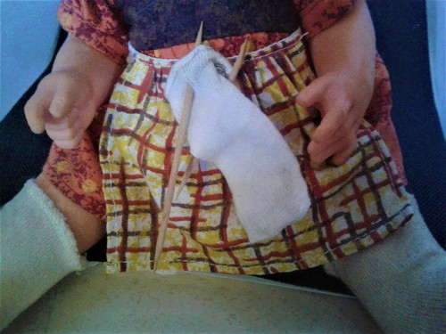 GOEBEL HUMMEL "A STITCH IN TIME" KNITTING GIRL DOLL - Picture 6 of 7