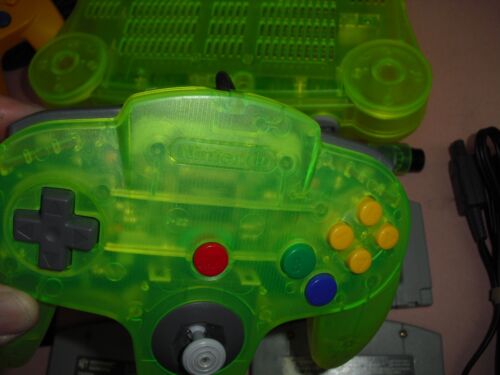 Sistema Atomic Green N64 con 4 juegos, paquete de expansión rojo y 2 mandos auténticos - Imagen 7 de 11