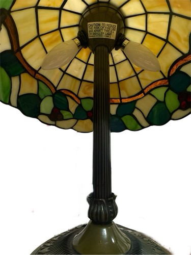 Gorgeous Tiffany Style Stained Glass Lamp. Floral Pattern. 19” Tall. - Picture 4 of 5
