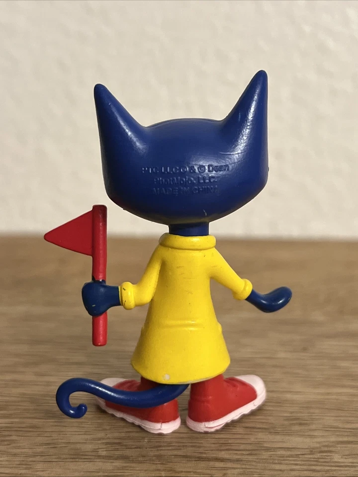 "Pete el gato azul en impermeable amarillo y zapatos rojos con bandera roja figura de juguete de PVC de 3""" Foto 4 de 4