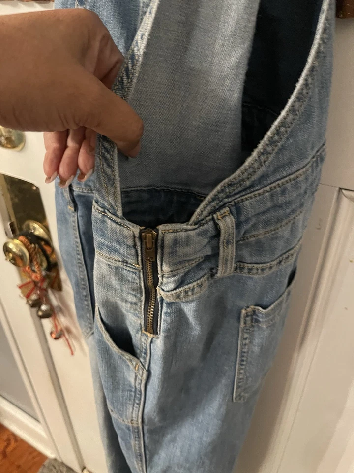 Gap Womens Slouch Light Indigo Distroy Mid Washed Denim Crop Overalls Size XL - Image 4 of 4