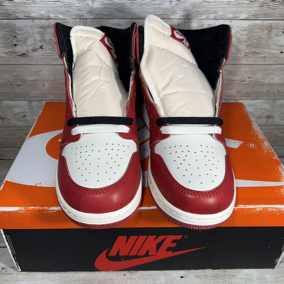 Air Jordan 1 Retro High OG Lost And Found Chicago Size 6Y GS
