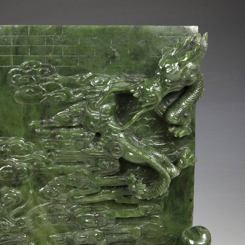 CHINESISCHE GRÜNE JADE-PLAKETTE GELEHRTER DRACHEWOLKEN PALISANDERBASIS PORZELLAN 19. JH. - Bild 4 von 7