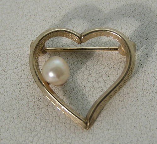 Vintage Free form Open Heart Pearl Lapel Pin Marked DEC 1/20th 14K Gold Filled - Picture 1 of 5