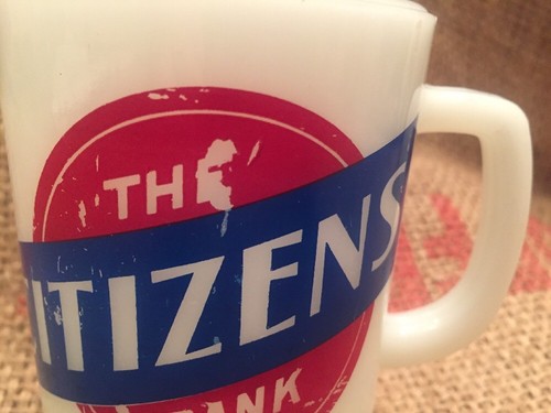 TAZZA PUBBLICITARIA ART DECO THE CITIZEN BANK ANCHOR HOCKING FIRE KING VETRO LATTE - Foto 3 di 10