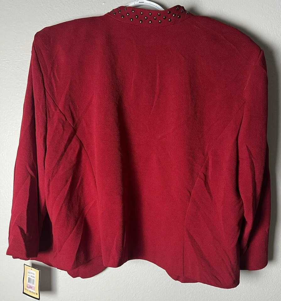 Chaqueta de Noche Maya Brooke Carmesí De Colección Almohadillas para el Hombro Cuello Tachonado Talla 22W Foto 4 de 4