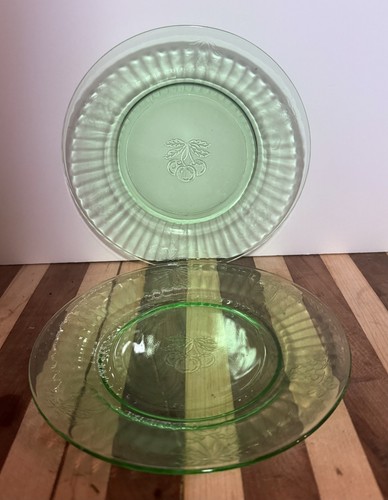 (2) Vintage Depression Glass Green Cherry Design Dinner Plates Jeannette Glass - Picture 2 of 3