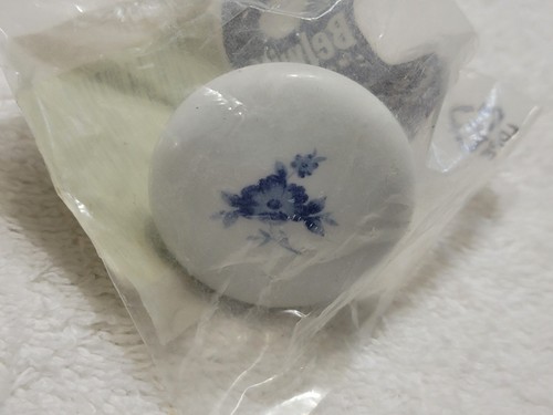 8 VINTAGE BELWITH PORCELAIN WHITE BLUE FLOWER P29-BF ROUND DRAWER CABINET PULLS - Picture 2 of 4