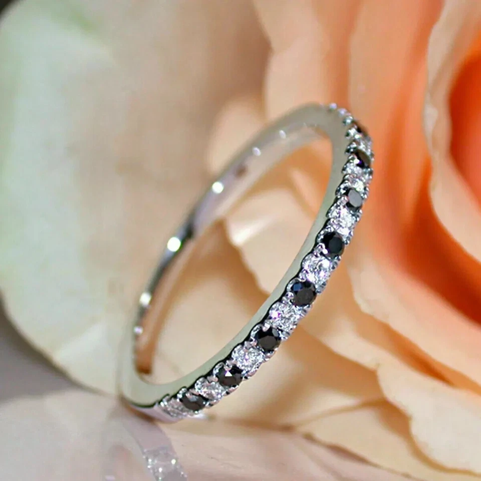 Anillo de boda de diamantes negros simulados de corte redondo de 1,20 quilates enchapado en oro blanco de 14 quilates Foto 4 de 4