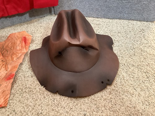 Set costume adulto Nightmare on Elm Street Freddy Krueger cappello artiglio maschera e maglione - Foto 5 di 16