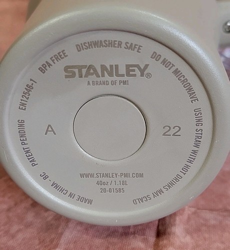 Stanley 40 oz tumbler Tan. (TA) - Picture 5 of 5