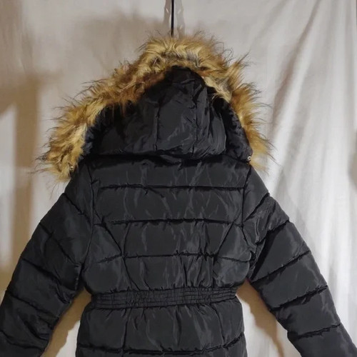 Neu mit Etikett Steve Madden schwarzer gefütterter Mädchenmantel mit Kunstfellkapuze - Größe L (14/16) - Bild 12 von 15