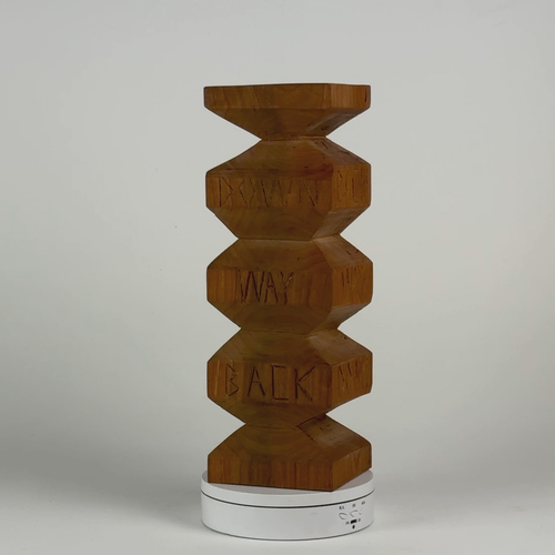 Escultura de madera tallada de arte popular en forma arquitectónica con palabras talladas, firmada - Vídeo 1 de 1