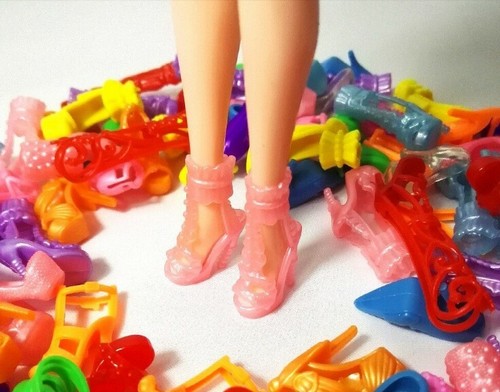 + SET STOCK LOTTO 12 PAIA DI SCARPE BAMBOLE DOLL SET GIOCHI MODA ABBIGLIAMENTO - Foto 4 di 10