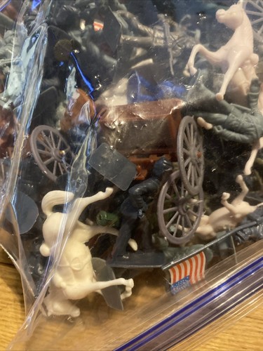 Lot Of Plastic Civil War, Soliders, horses, cannons Barricades, 2lbs Of Toys - Picture 4 of 9